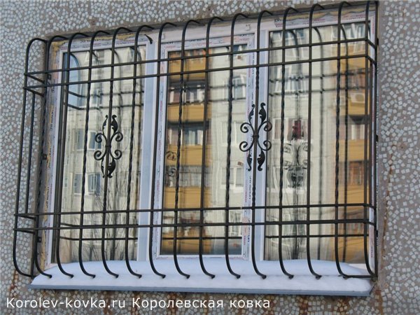 кованые решетки на пластиковых окнах